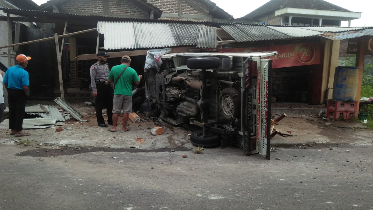 Sopir Lepas Kendali, Pikap Hantam Warung dan 3 Motor