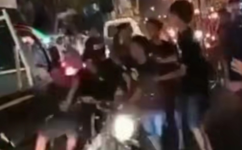 Viral Medsos, Pemotor Terobos Konvoi Takbir Keliling Dihajar Massa di Sumobito Jombang