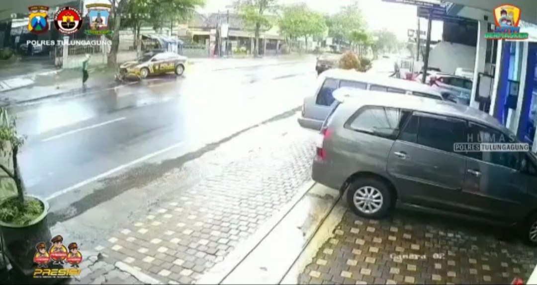 Usai Terlibat Kecelakaan, Polisi dan Driver Grab ini Sepakat Damai