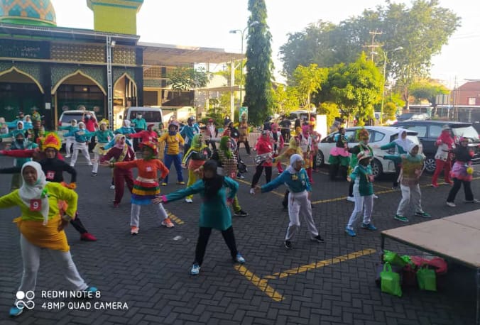 Ikuti Lomba Senam, Ratusan Lansia di Sidoarjo Berbusana Daur Ulang