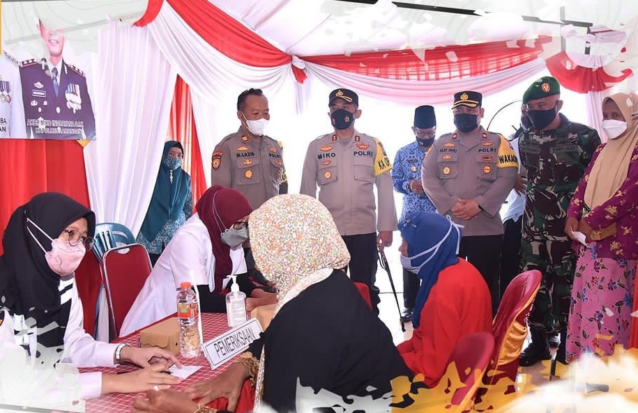 Peringati HUT Bhayangkara, Polres Lamongan Gelar Bakti Kesehatan Pengobatan Masyarakat dan Vaksinasi 