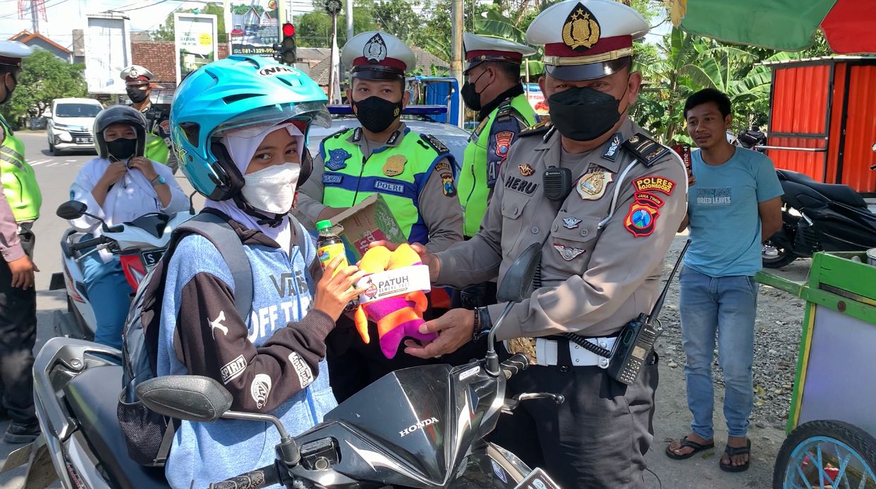 Satlantas Polres Bojonegoro Gelar Razia, Penguna Jalan Patuh Dapat Minyak Goreng