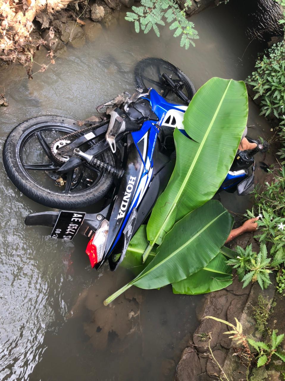 Terobos Lampu Merah Hingga Bablas Masuk Sungai, Pemotor Asal Ponorogo Tewas