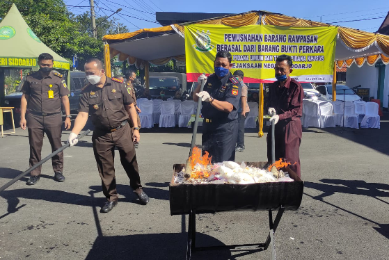 Kejari Sidoarjo Musnahkan Barang Bukti 8,5 Kilogram