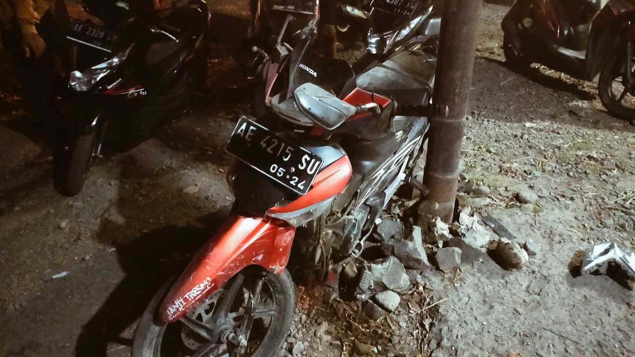 Truk Muatan Ikan Sasak Dua Kendaraan dan Rumah, 1 Orang Tewas