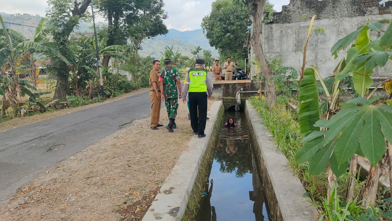 Heboh Seorang Ibu Berendam di Parit, Disebutkan Agar Suaminya Yang Minggat Datang