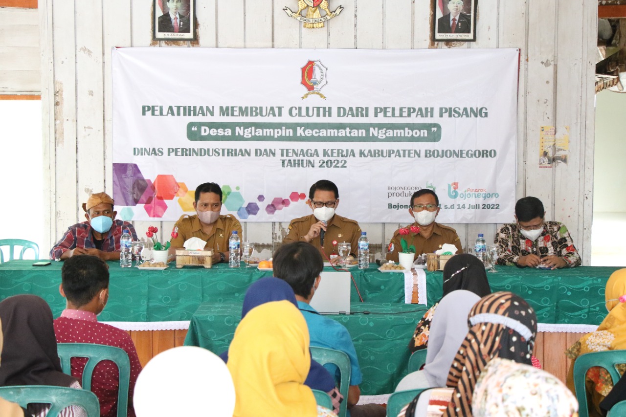 Tangkap Peluang Ekonomi, Dinas Perindustrian dan Tenaga Kerja Bojonegoro Adakan Pelatihan Kerajinan Pelepah Pisang