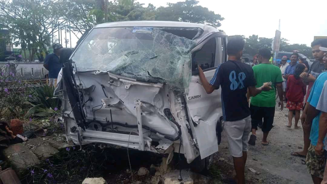 Tersambar KA, Pengendara Pikup Beruntung Hanya Cedera