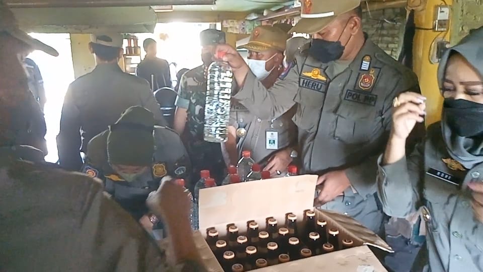 Satpol PP Sita Ratusan Botol Miras dari Wilayah Gresik Selatan
