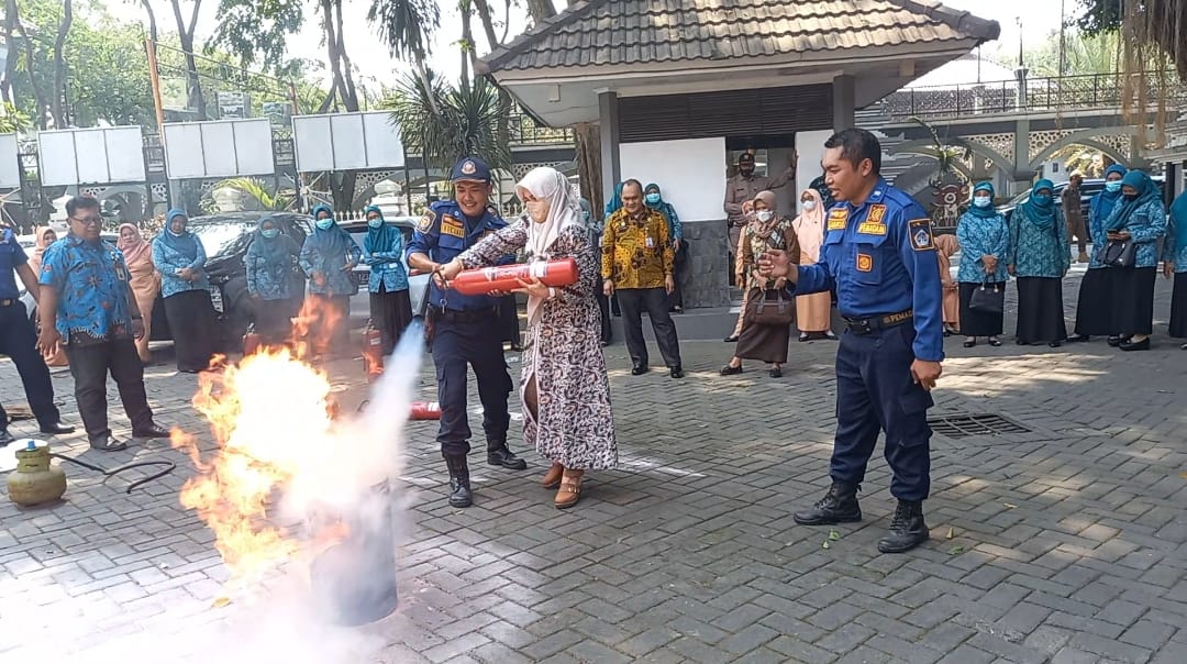 Dinas Pemadam Kebakaran Gresik Ajari Ibu-ibu PKK Memadamkan Api dengan Apar