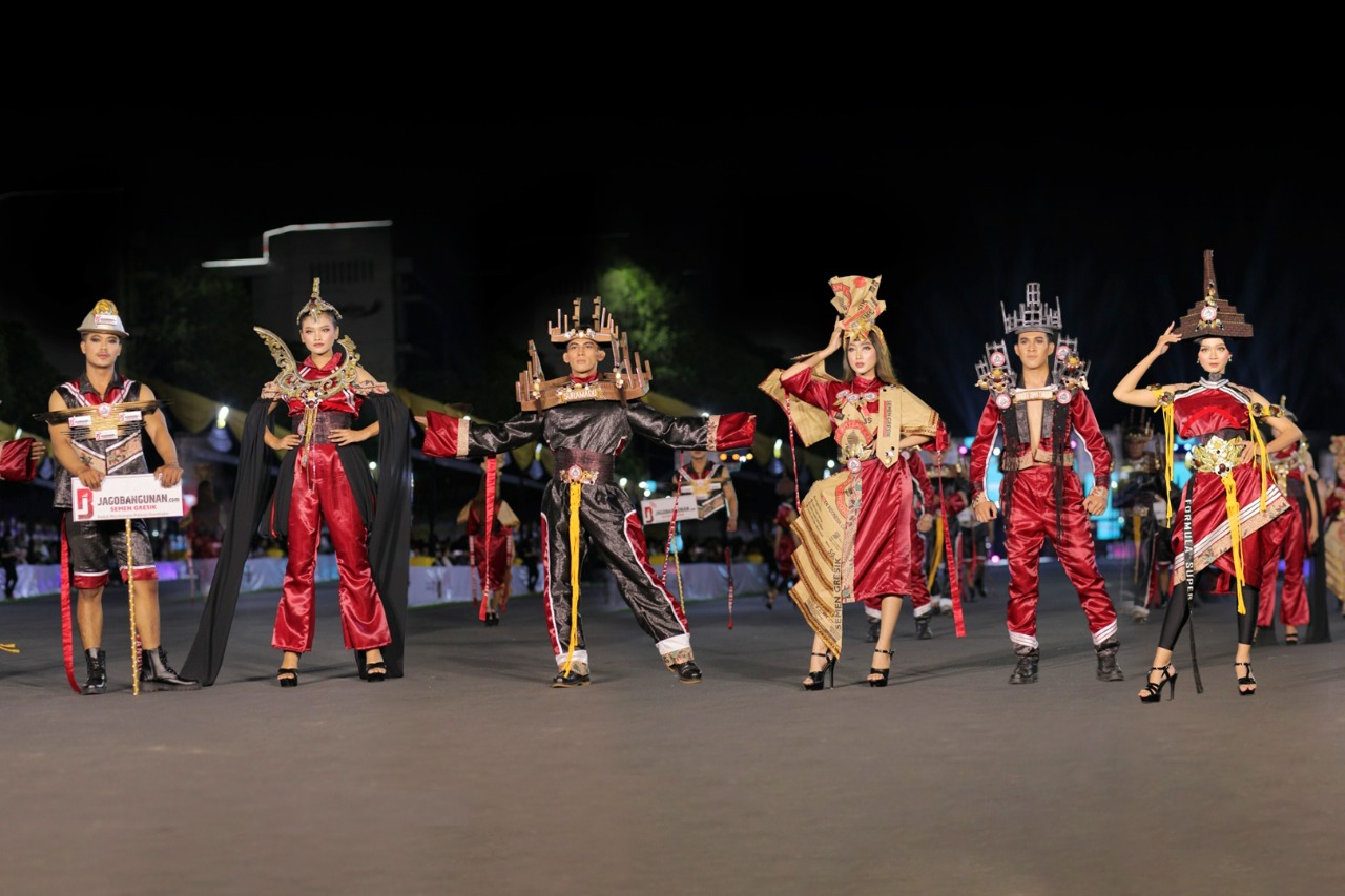 Ikuti JFC Semen Gresik Tampilkan Kostum Madurese