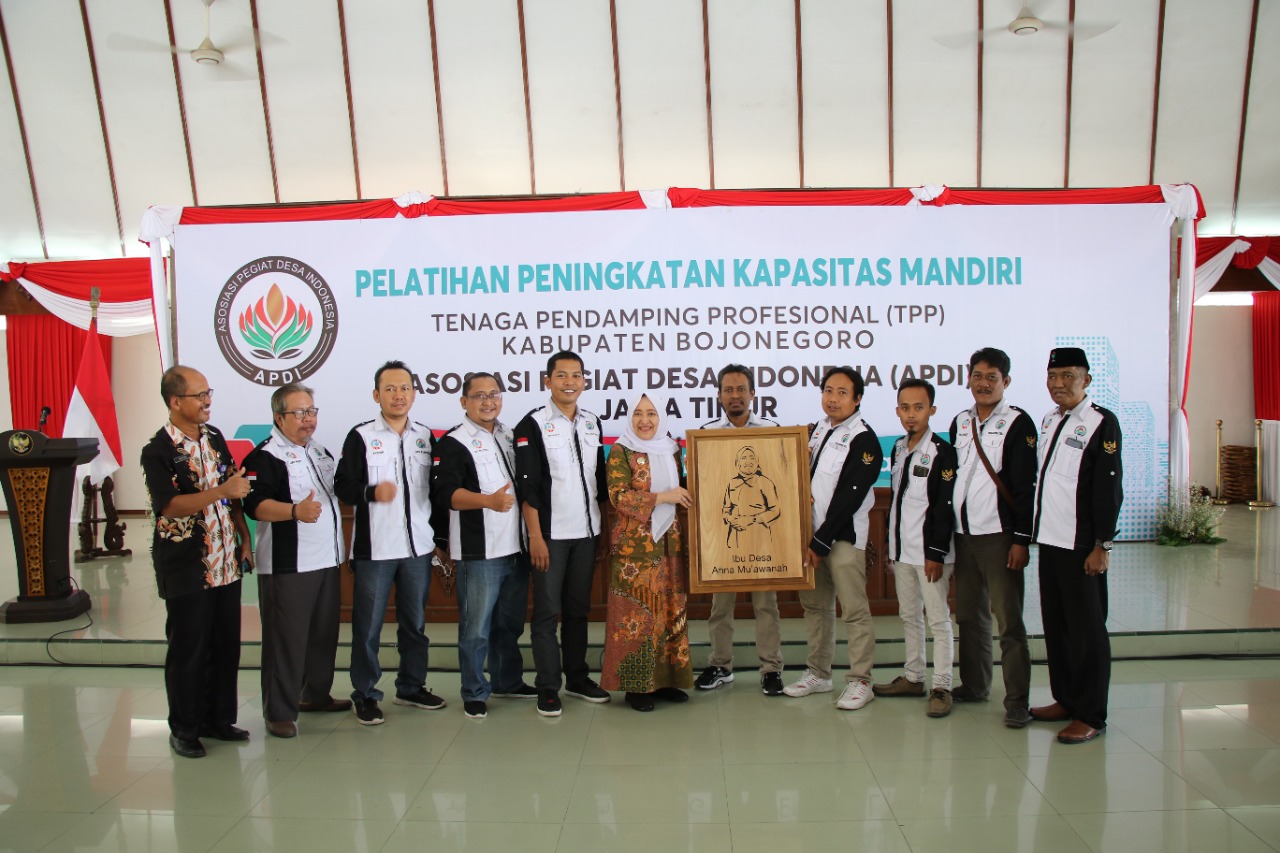 APDI Jatim Nobatkan Bupati Bojonegoro Sebagai Ibu Desa