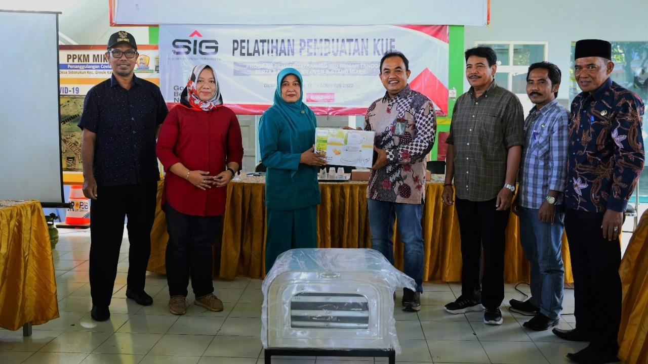 Ratusan Ibu Rumah Tangga di Gresik Diajari Bikin Kue