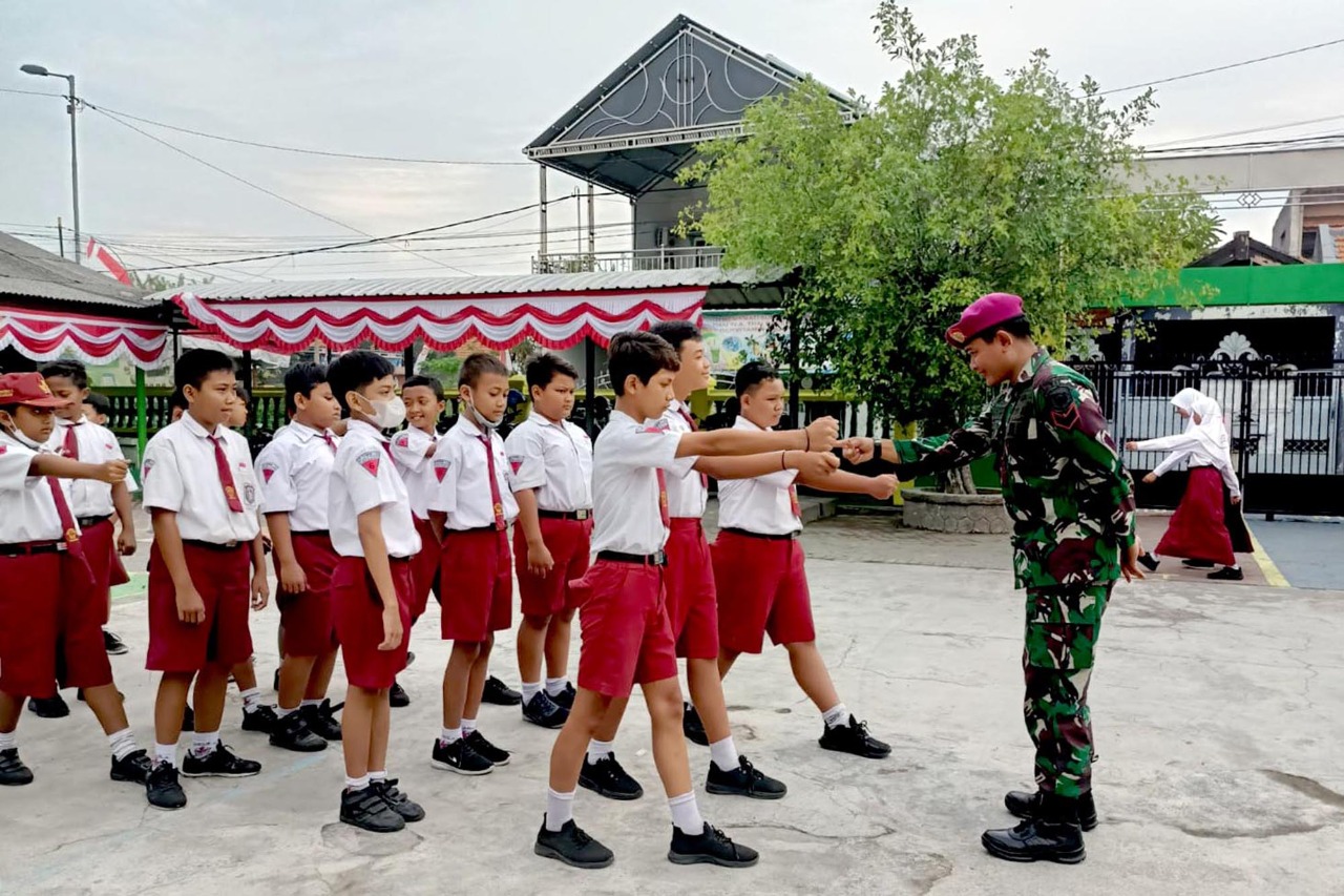 Prajurit Yonif 1 Marinir Latih Baris-berbaris Siswa SDN 2 Semambung Sidoarjo