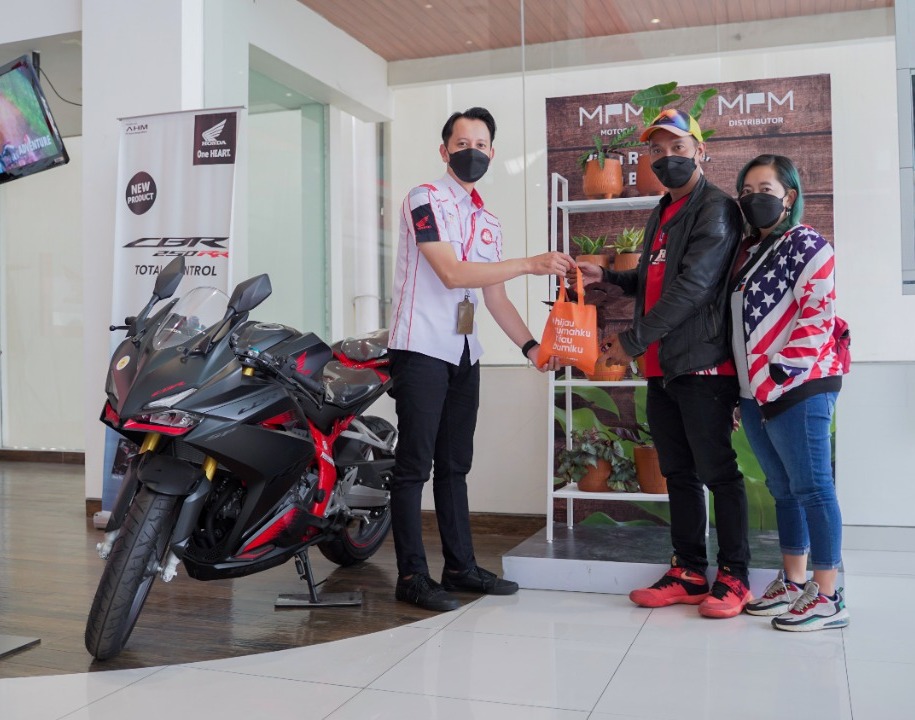 MPM Honda Jatim Bagikan Ribuan Tanaman ke Konsumen Honda
