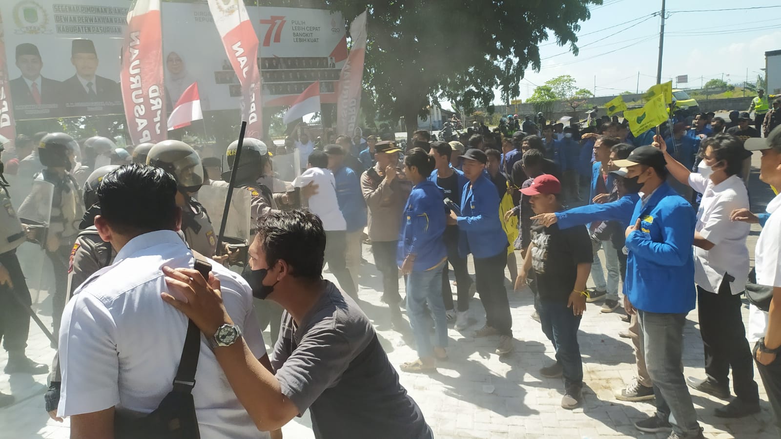 Demonstrasi Tolak Kenaikan BBM di DPRD Kab. Pasuruan Ricuh, Dua Mahasiswa Diamankan