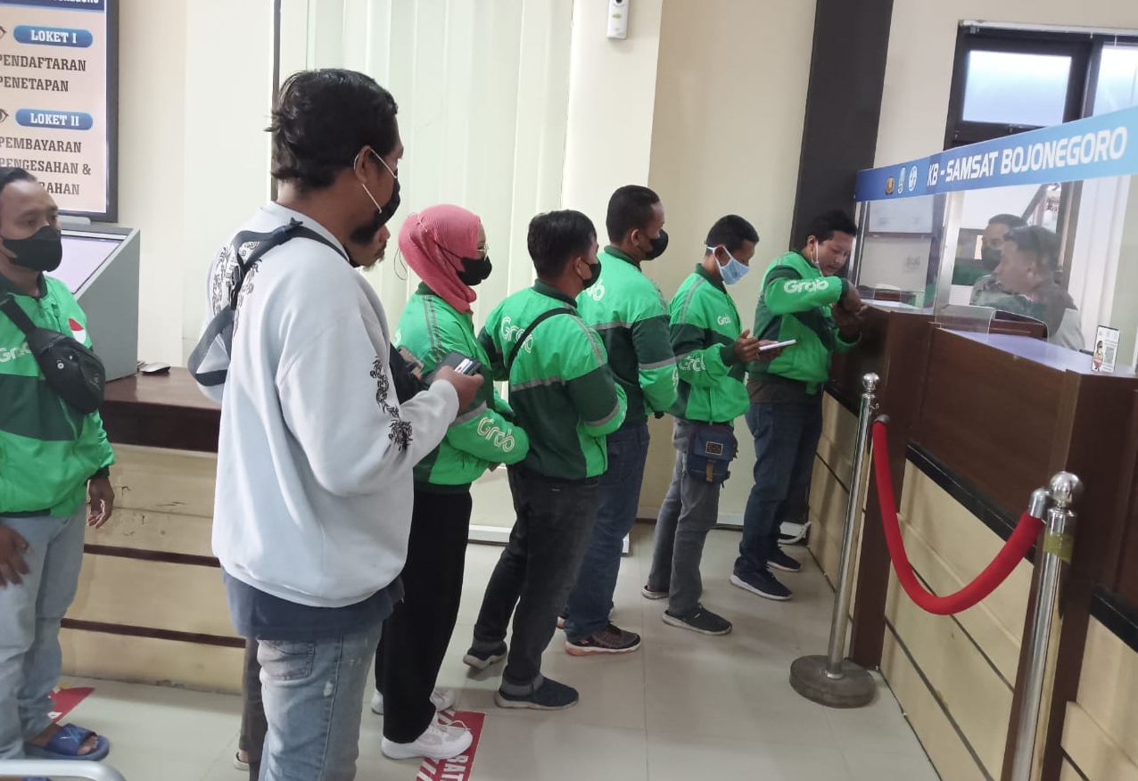 Pengemudi Ojol di Bojonegoro Penuhi Kantor Samsat Daftar Bebas Pajak Motor
