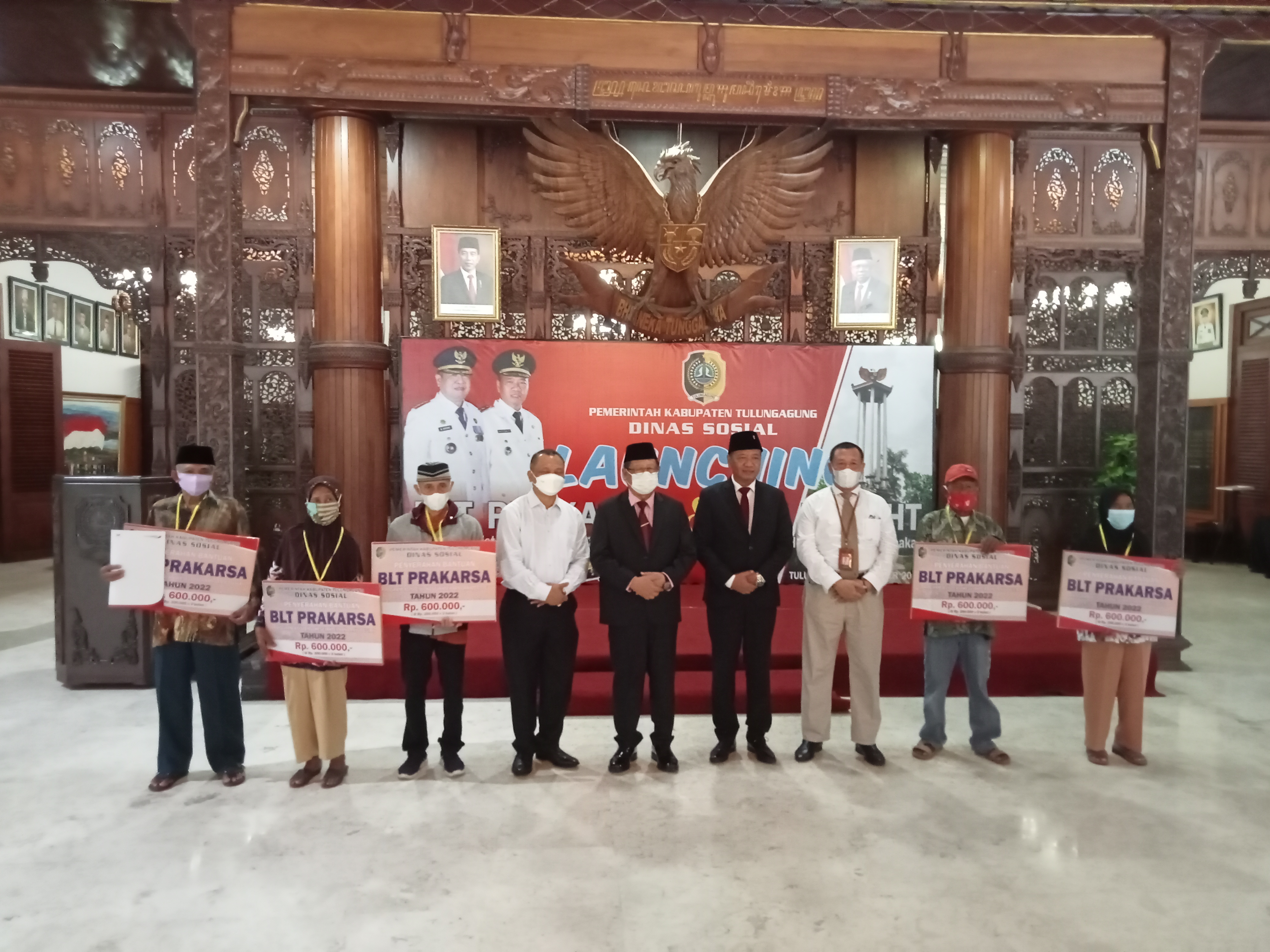 Bupati Tulungagung Salurkan BLT Prakarsa dan BLT DBHCT di Tulungagung