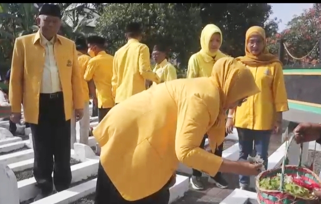 Peringati HUT ke 58, DPD Golkar Kab. Pasuruan Ziarah di TMP