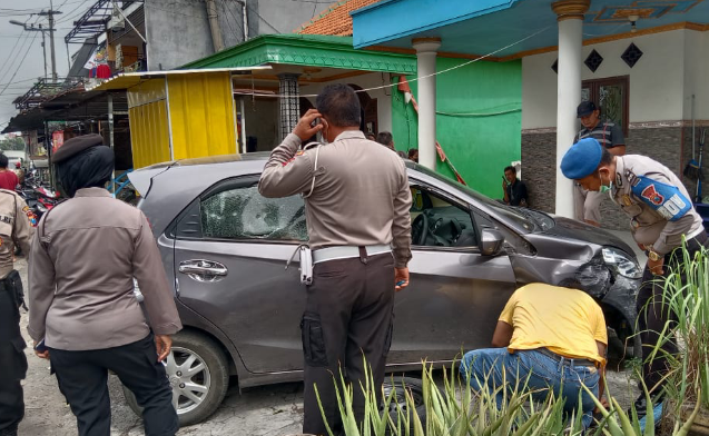 Maling Mobil Tabrak Polisi, Pelaku Dihajar Massa Setelah Terjebak Macet