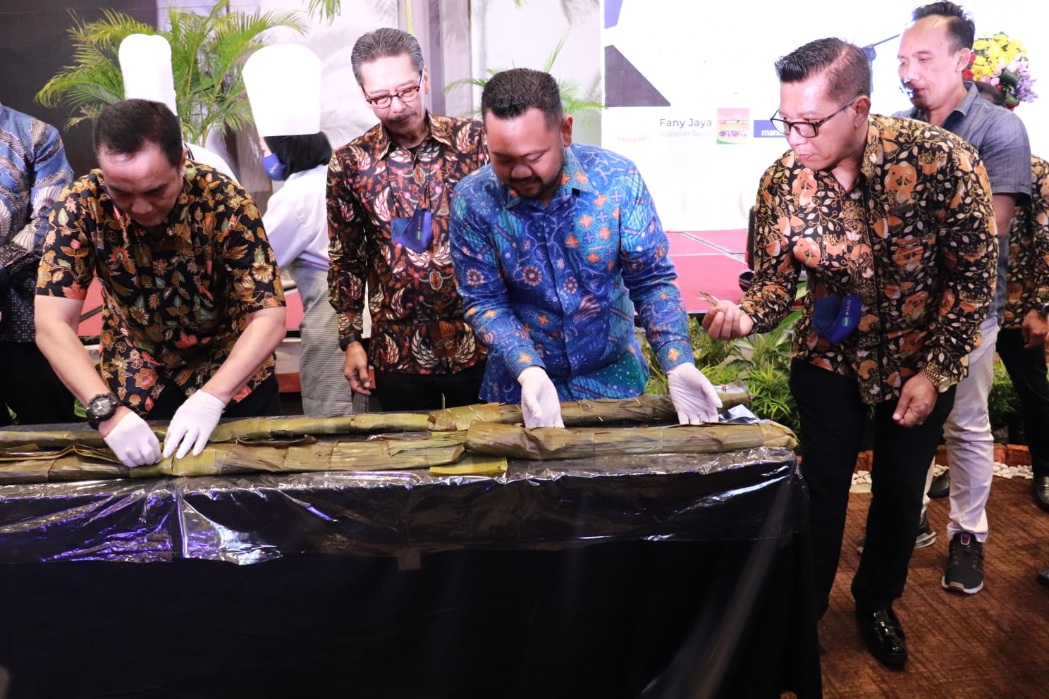 Wow! Bandeng Pepes di Gresik Pecahkan Rekor MURI, Panjangnya 1,4 Kilometer!