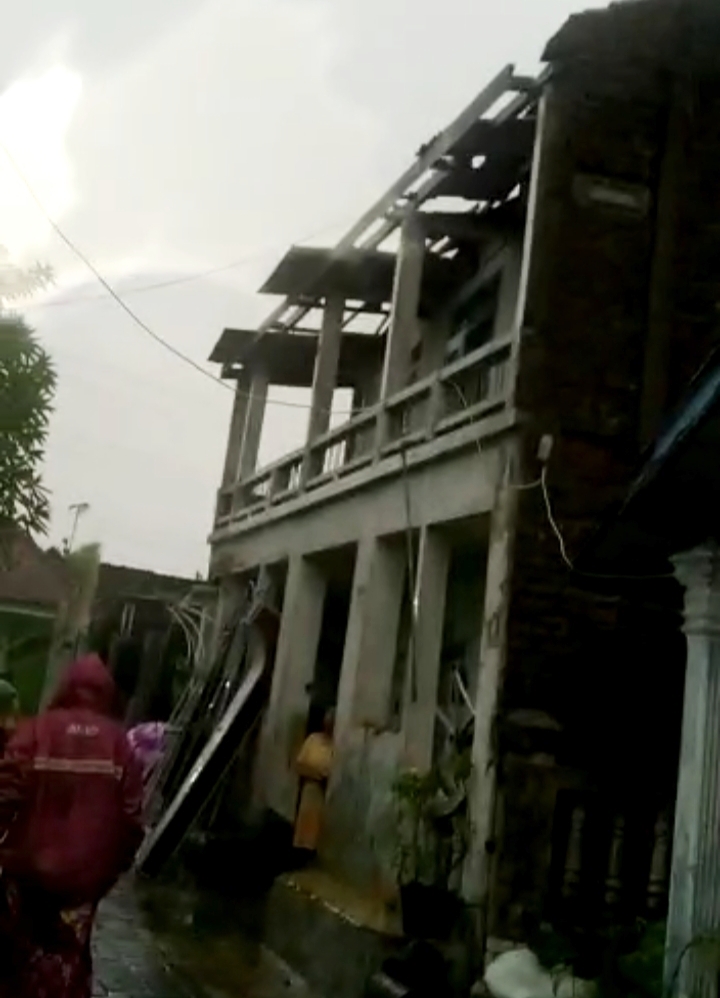 Diterjang Puting Beliung, Rumah Warga Bulusari Gempol Porak-poranda