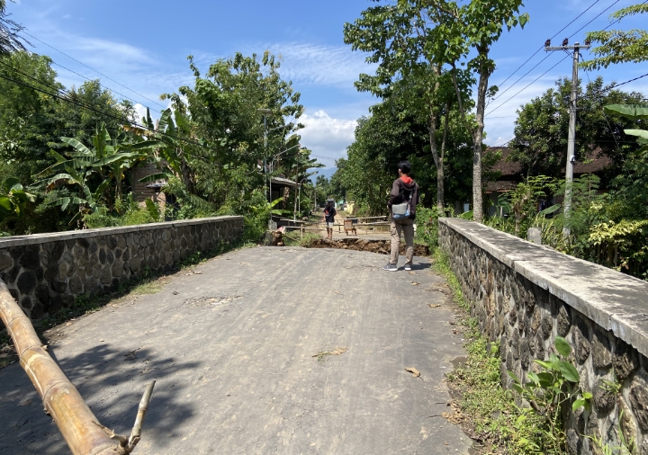 Jembatan Penghubung Kecamatan Bungkal dan Slahung Ambrol, Aktivitas Warga Terganggu