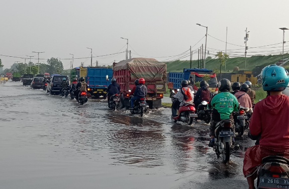 Diguyur Hujan Deras, Jalan Raya Porong Tergenang Air