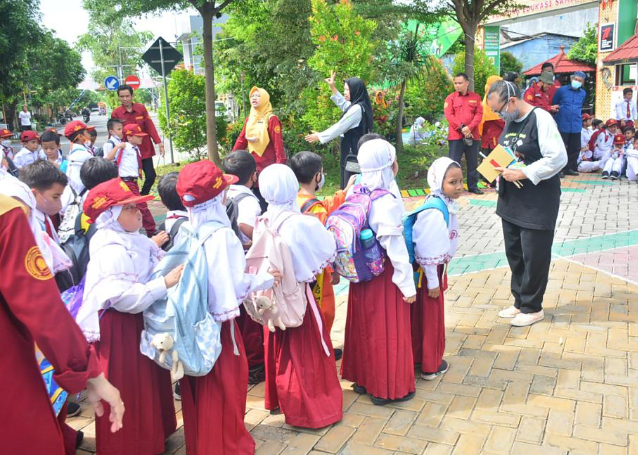 Kunjungi Kampung Edukasi, Pelajar SD di Sidoarjo Belajar Pengolahan Sampah