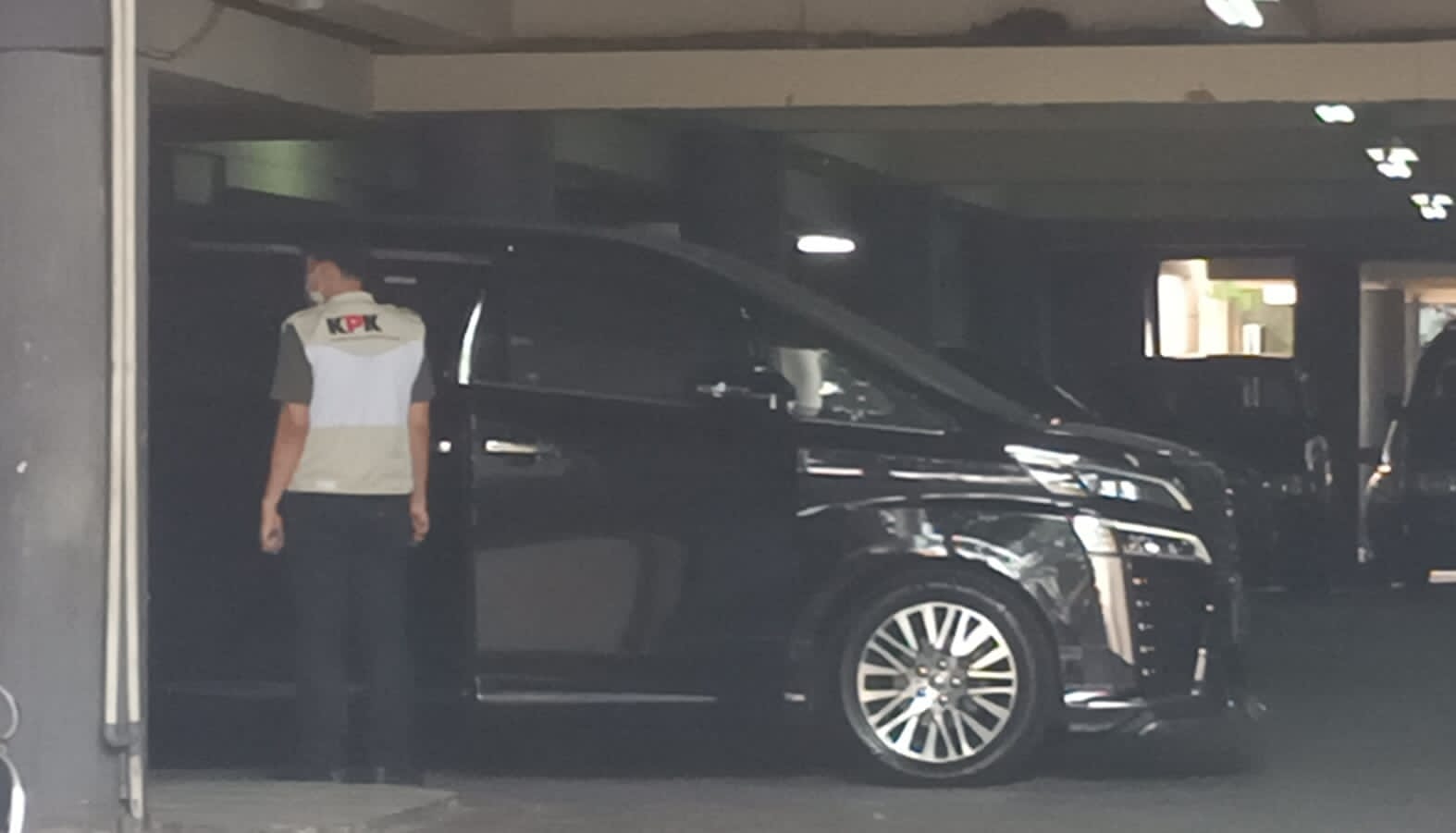 Usai Geledah Ruangan, KPK Periksa Mobil Sahat