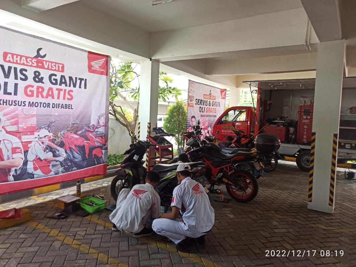 Hari Disabilitas Internasional, MPM Honda Jatim Berikan Layanan Service Gratis Ganti Oli 100 Motor Difabel