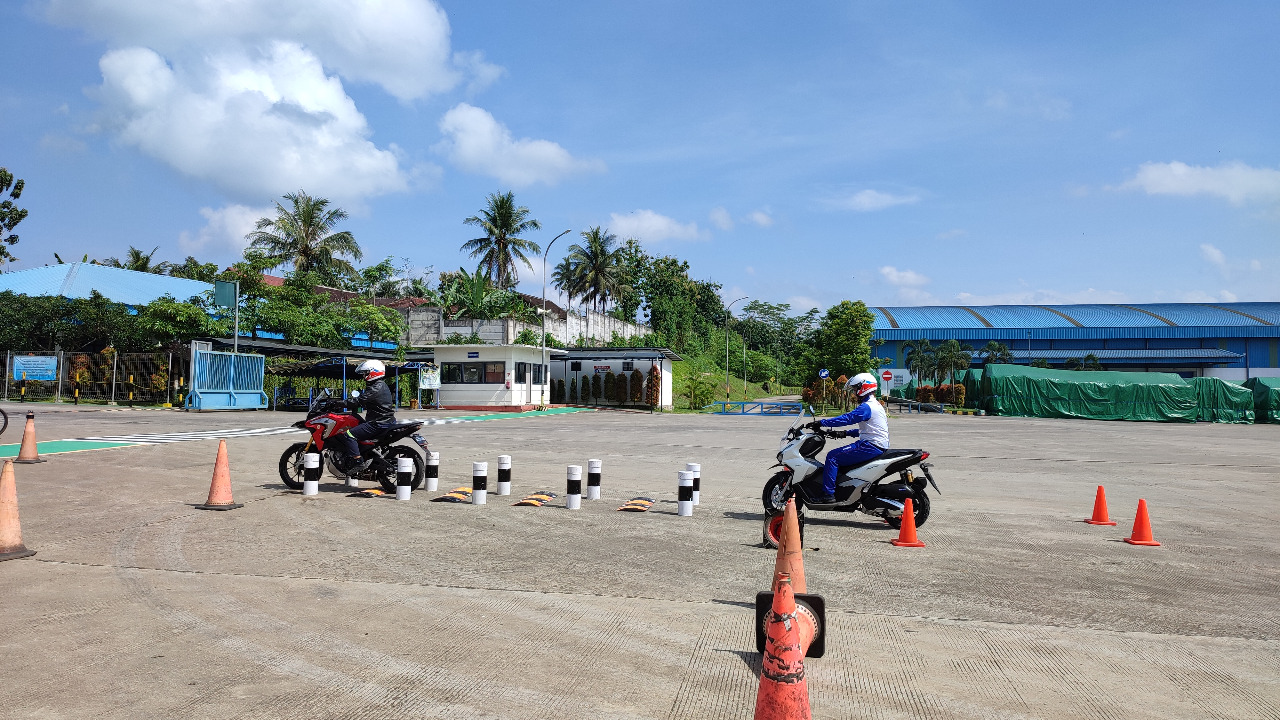 Karyawan Pabrik Gula Rejoso Manis Indo Dapat Pelatihan Berkendara Aman dari MPM Honda Jatim