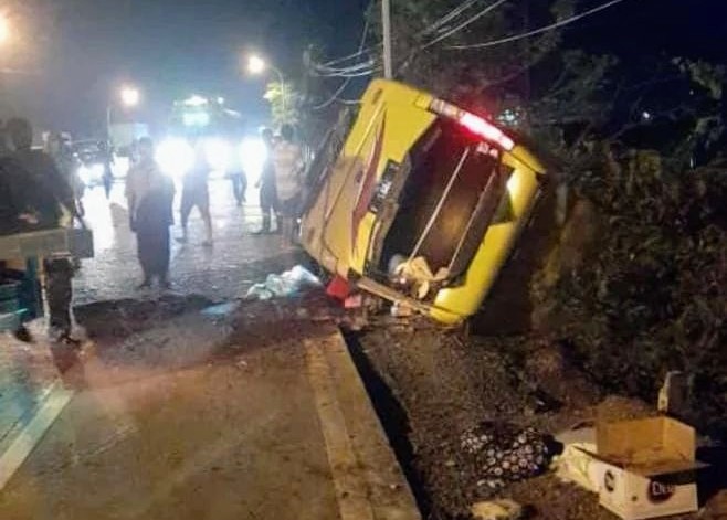 Minibus Elf yang mengangkut rombongan asal Bojonegoro Terguling di Jalan Raya Duduksampeyan Gresik (Ist)