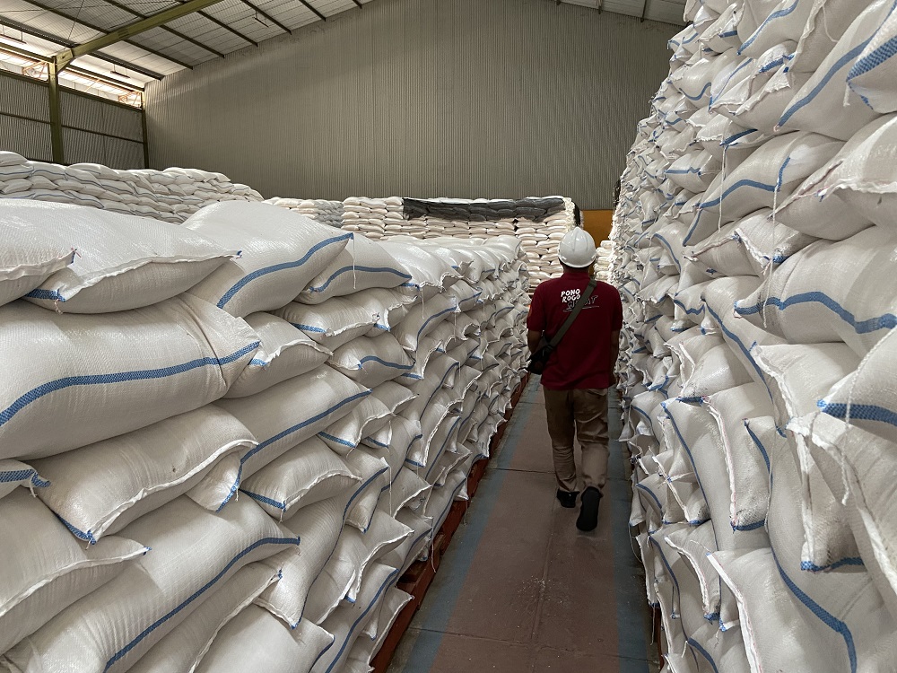 Beras Jatim Surplus 3,1 Juta Ton Tapi Langka dan Mahal, Khofifah Geram