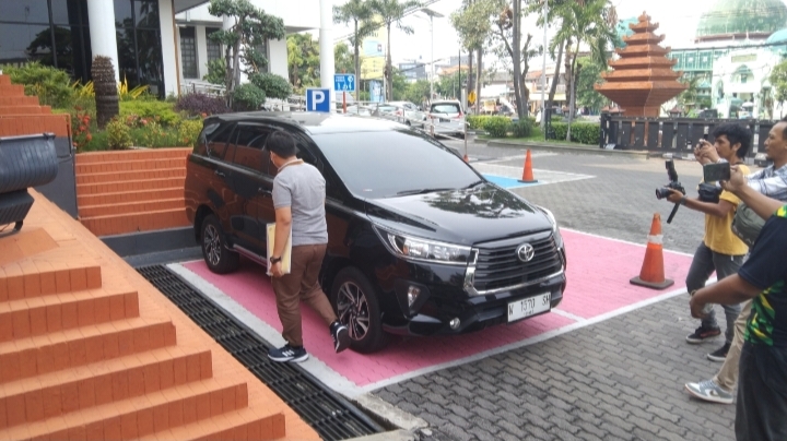 3 Jam Periksa Ruang CCTV, Tim KPK Amankan 1 Amplop Cokelat