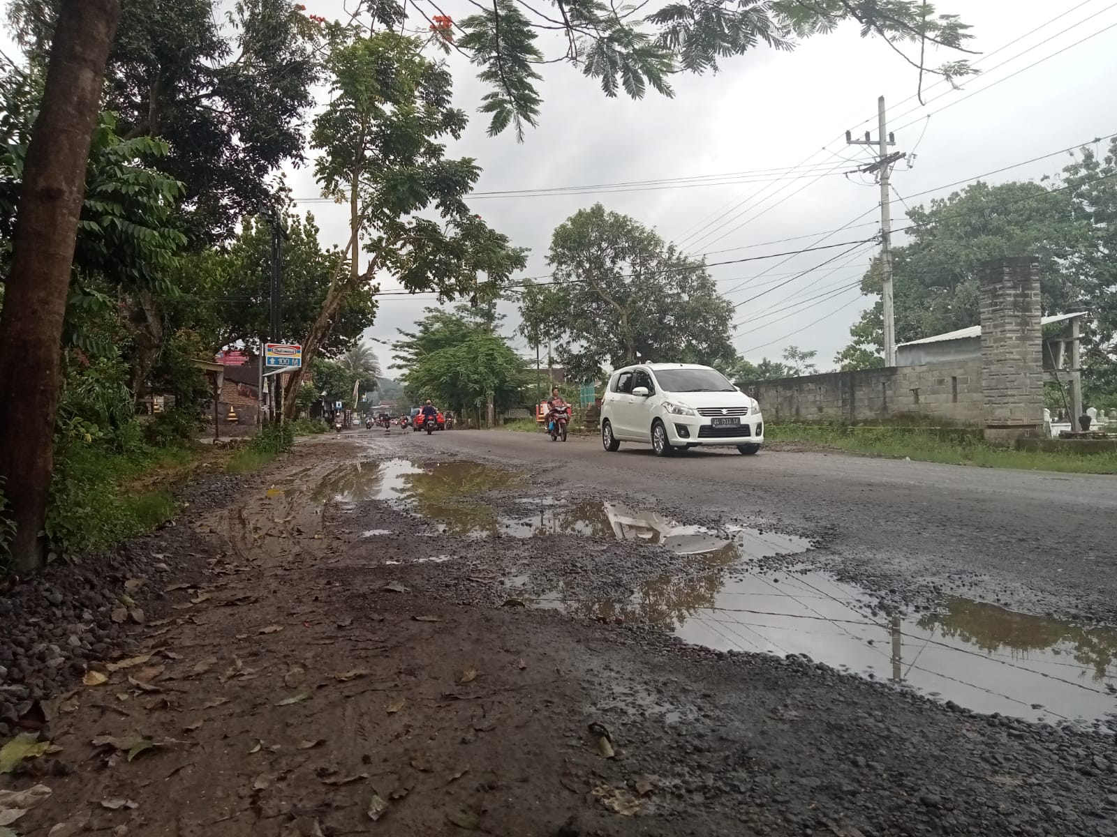 Bupati Tulungagung  Janjikan Perbaikan Jalan Raya Campurdarat Tahun Ini