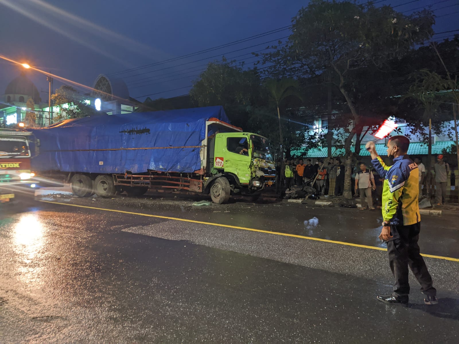 Mendadak Oleng Hingga Sasak Tronton, Sopir-Kenek Truk Ayam Dilarikan ke RSUD Sosodoro Djatikoesoemo