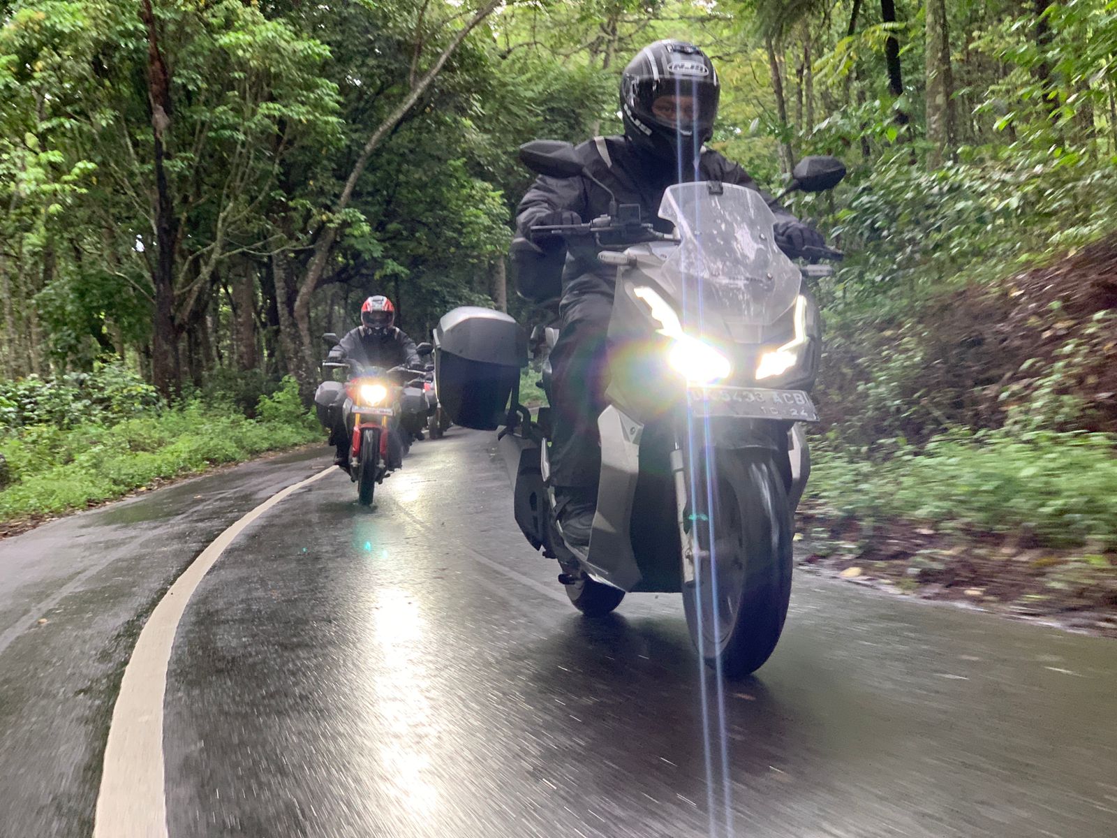 Honda Bagikan Tips Aman Berkendara di Jalan Berlubang dan Licin