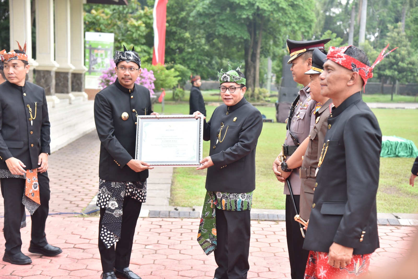 Upacara Harjasda 164, Bupati Gus Muhdlor Berikan Penghargaan ke Forkopimda dan Bupati Dahulu