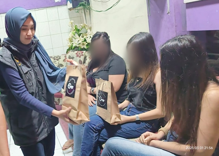 Bersama GP Ansor, Official Gus Miftah Bagikan Mukena ke 'Pekerja Malam' di Tretes