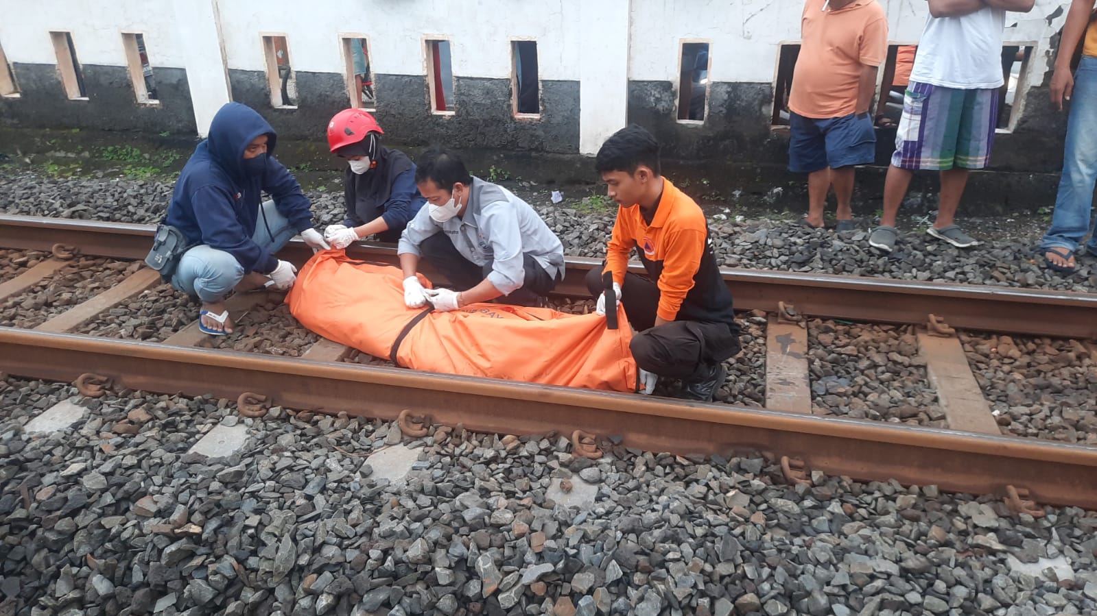 Pria di Surabya Terseret Kereta Api 100 Meter, Diduga Bunuh Diri