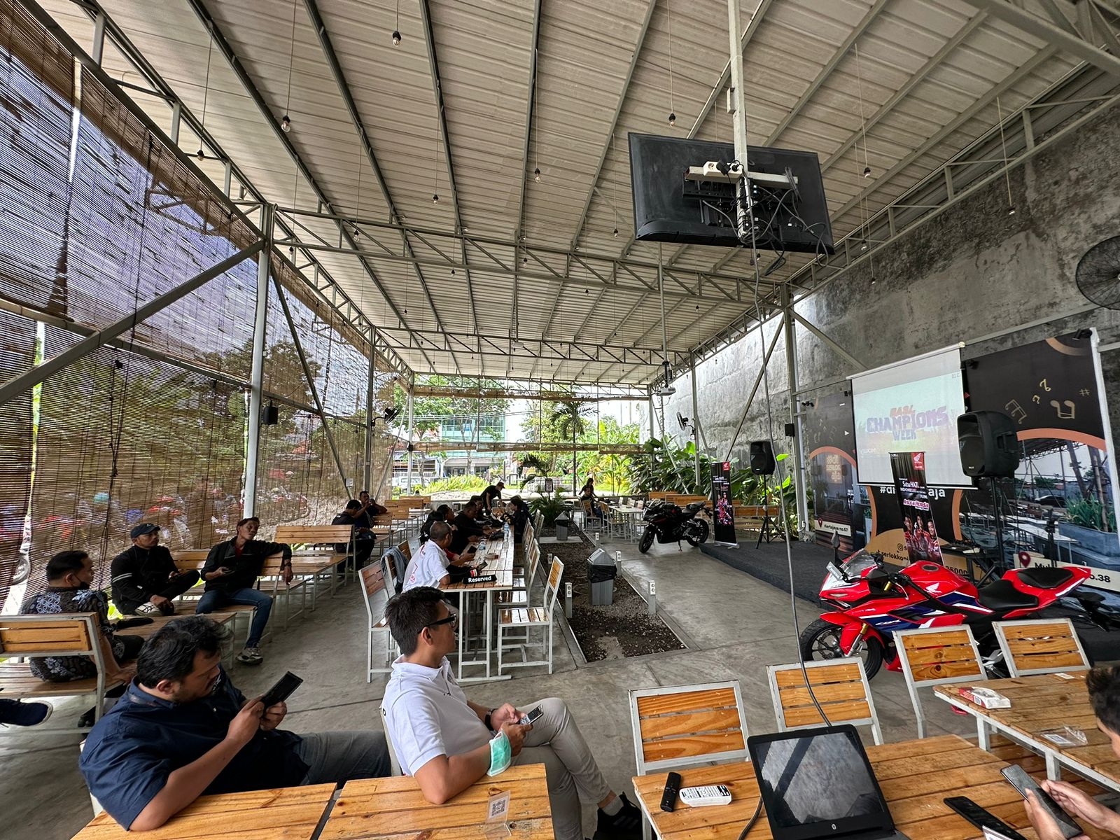 Nobar WSBK, Komunitas Honda Jatim jadi Saksi Kemenangan Tim AHRT