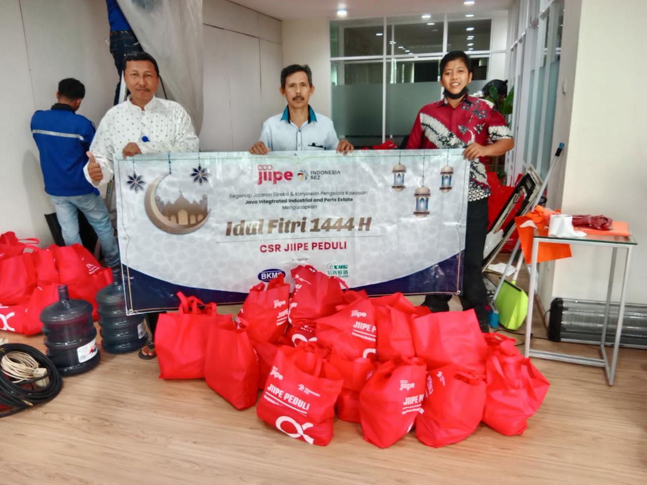 JIIPe Sebar Paket Lebaran Kepada Warga Sekitar