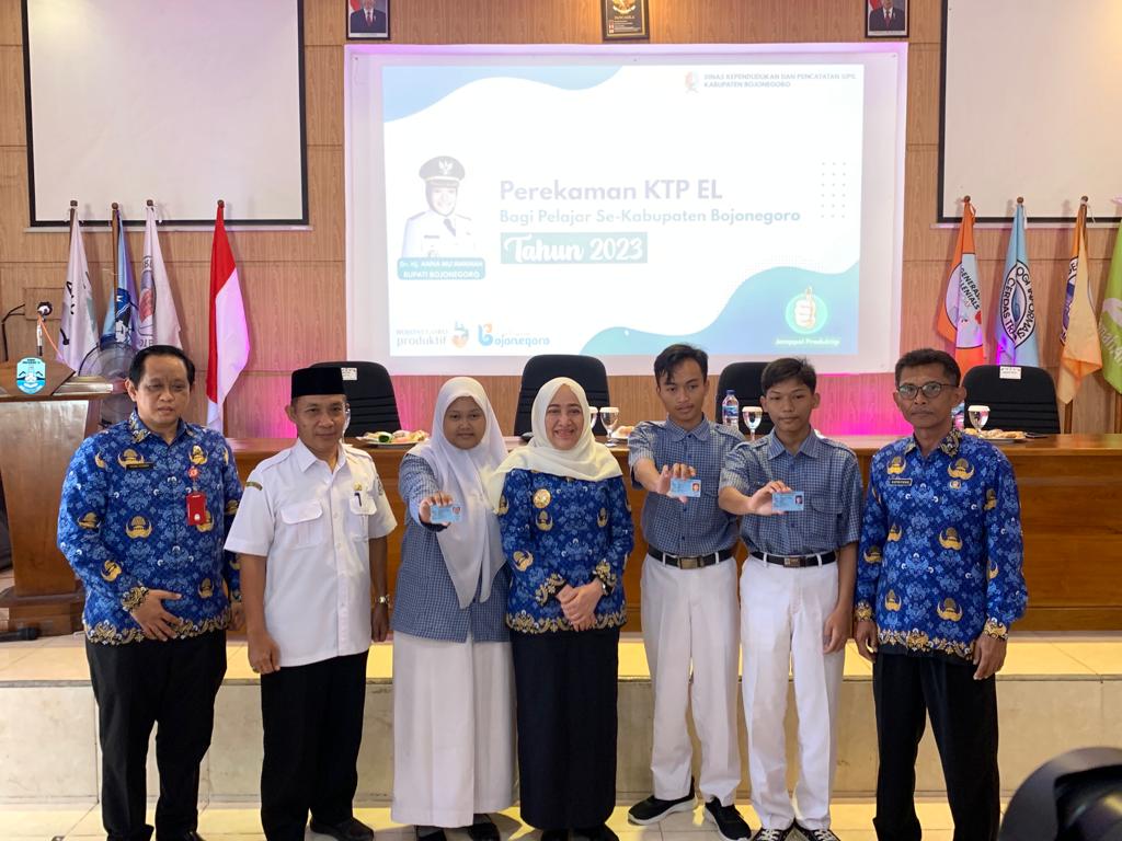 Fasilitasi Pemilih Pemula, Disdukcapil Bojonegoro Keluar Masuk Sekolah