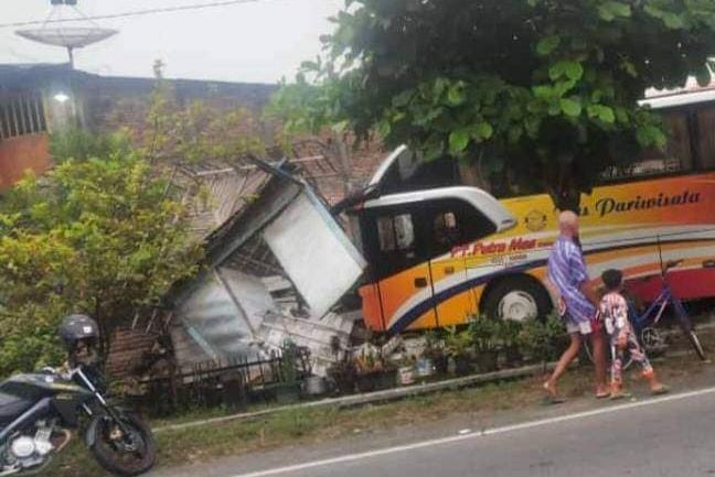 Sopir Cadangan Bus Pariwisata Hajar Rumah dan Warung Hingga Rata dengan Tanah di Bojonegoro
