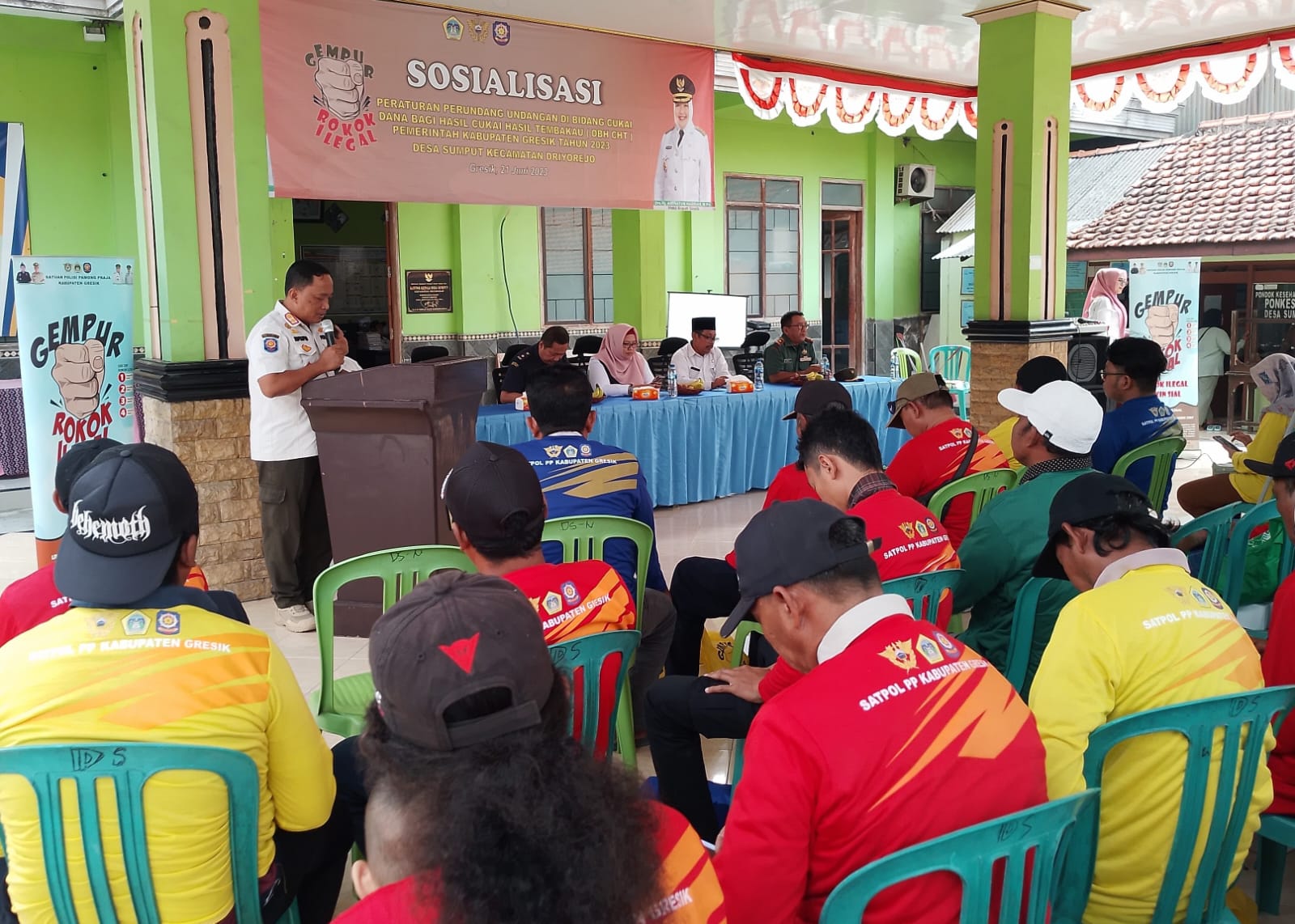 Berantas Rokok Ilegal di Gresik Selatan, Satpol PP Gresik Lakukan Sosialisasi Kepada Pedagang