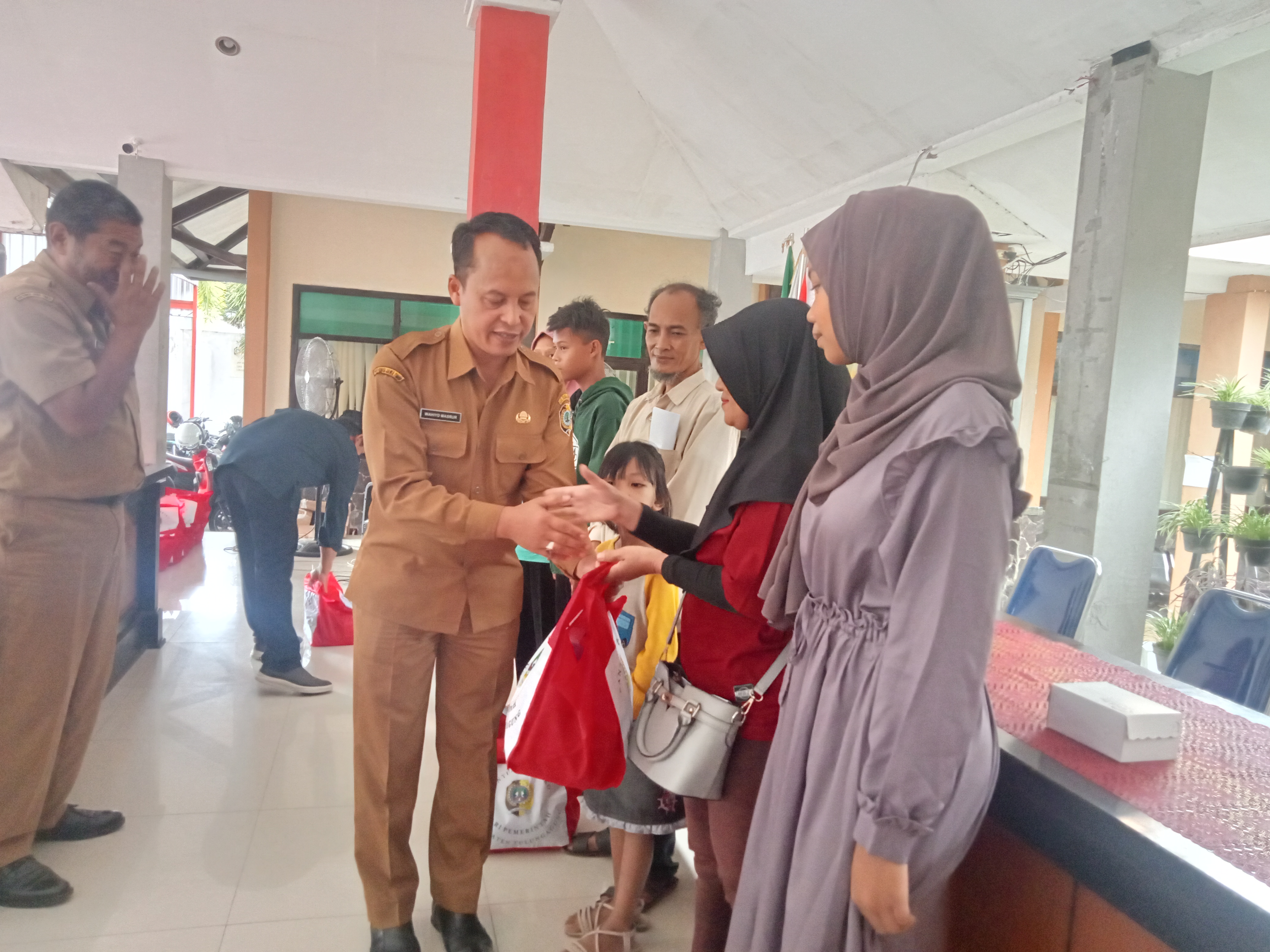 Jelang Tahun Ajaran Baru, 200 Paket Bansos Dibagikan Untuk Keluarga Pelajar Rentan Miskin di Tulungagung