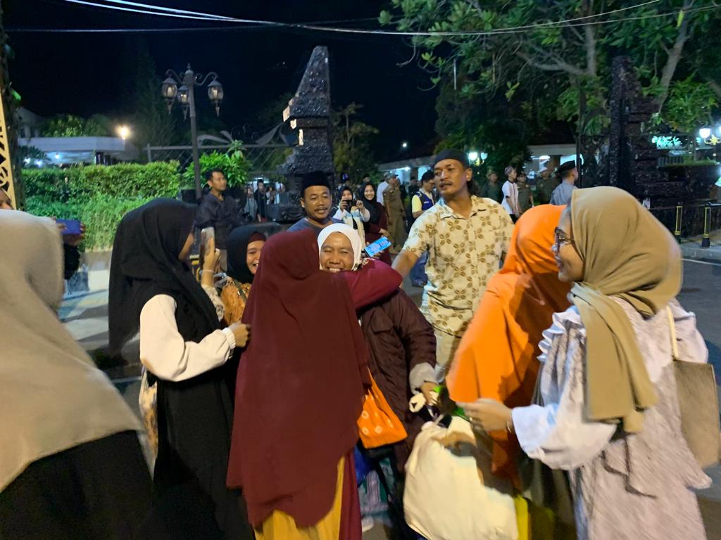 Momen Kedatangan Jemaah Haji Asal Bojonegoro, Keluarga Sambutan Haru