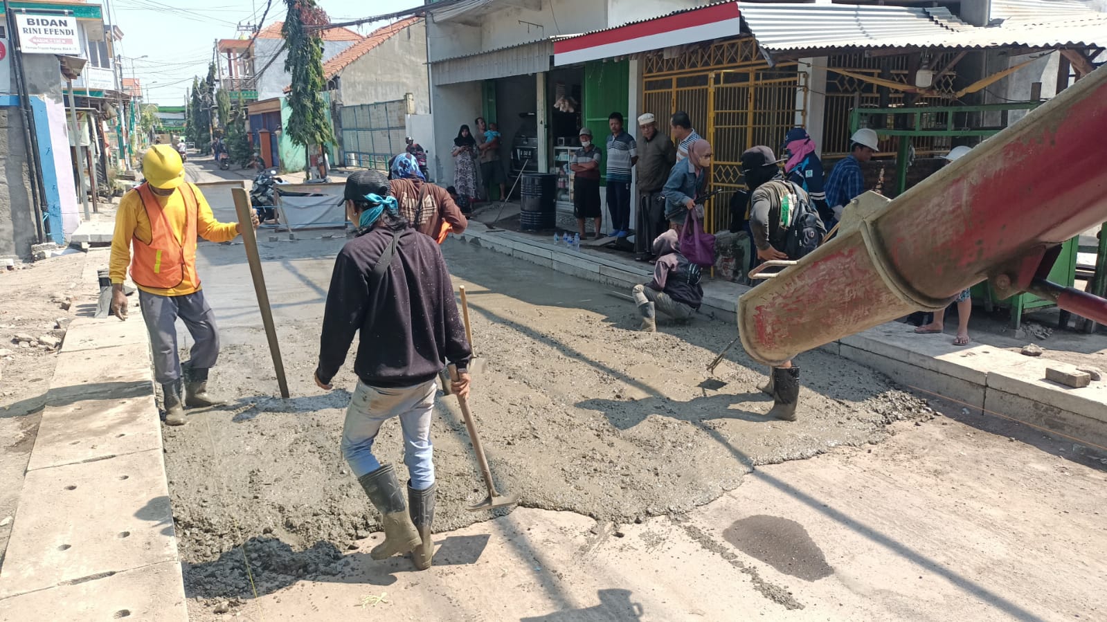 Proyek Betonisasi Jalan Tropodo Waru Sidoarjo Mulai Dicor Pondasi Lapis Bawah