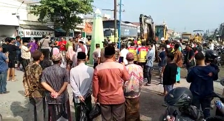 Proses Pemindahan Tugu Manyar Gresik Didahului Doa Bersama Dipimpin Sejumlah Ulama